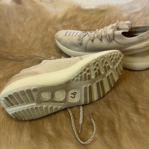 Men’s Under Armour tennis shoes - Picture 5 of 6